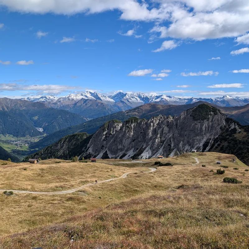 Bach mit moosbewachsenen Felsen